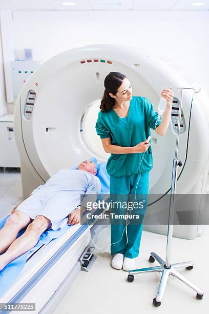 krankenschwester überprüfung infusion in cat-scan. - cat scan machine stock-fotos und bilder