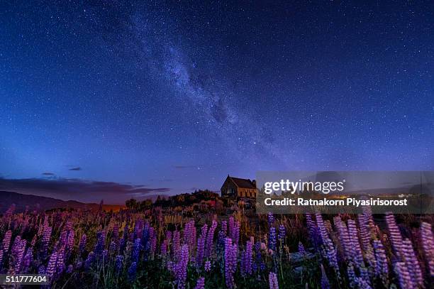 starry night at lake take - tekapo stock-fotos und bilder