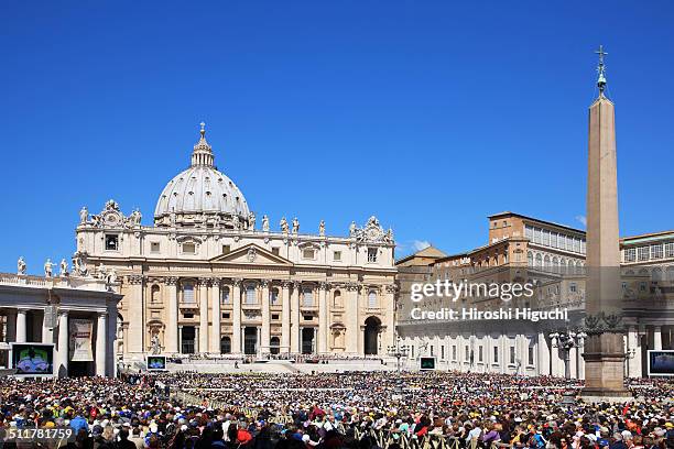 crowd of people - petersdom stock-fotos und bilder