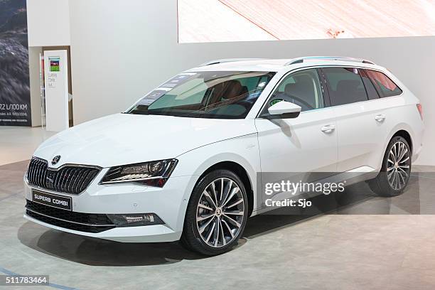 skoda superb combi station wagon - škoda stockfoto's en -beelden