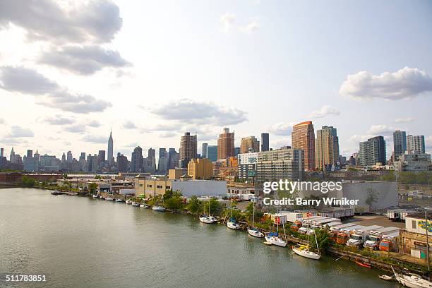 small boats docked on queens waterway - long island city stockfoto's en -beelden