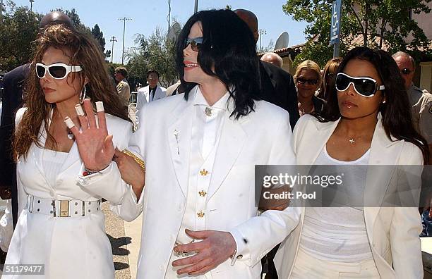 Defendant Michael Jackson with sisters LaToya Jackson and Janet Jackson exit the Santa Maria courthouse for break during the evidentiary hearing in...