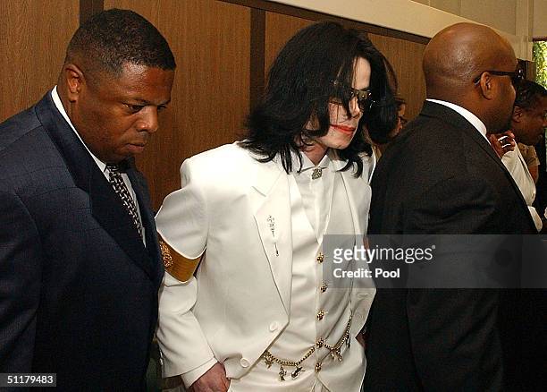 Defendant Michael Jackson arrives to the Santa Maria courthouse for an evidentiary hearing in the Michael Jackson child molestation case August 16,...