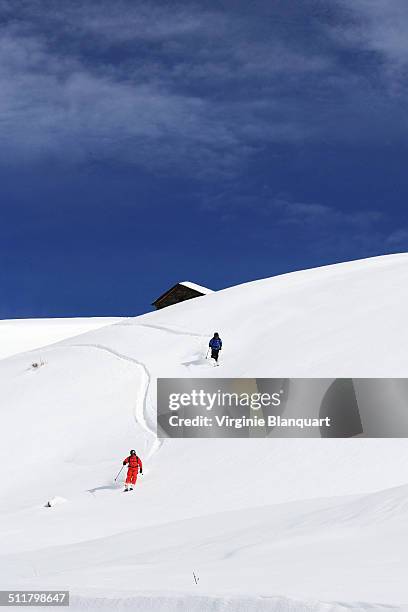 skieurs hors piste aux ménuires - les menuires stock pictures, royalty-free photos & images