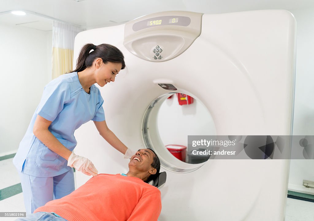 Paziente che esegue una scansione CAT in ospedale