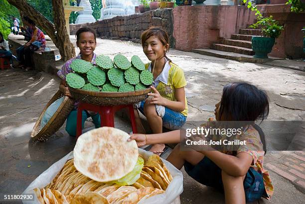 kambodschanische kinder in phnom penh - kambodschanische kultur stock-fotos und bilder