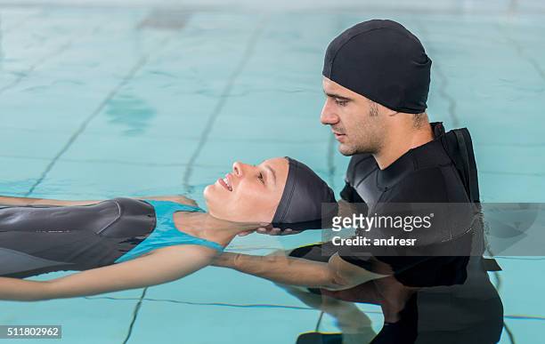 woman doing physical therapy in the water - aquatic therapy stockfoto's en -beelden