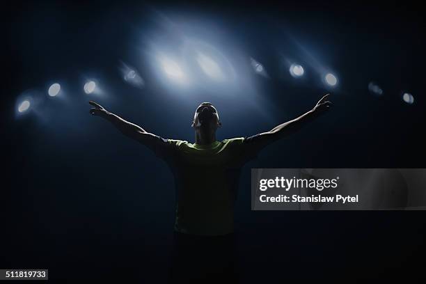 soccer player shouting in stadium, victorious - lust stockfoto's en -beelden