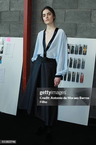 Poses backstage at the Amanda Wakeley show during London Fashion Week Autumn/Winter 2016/17 at 2 Pancras Square on February 23, 2016 in London,...