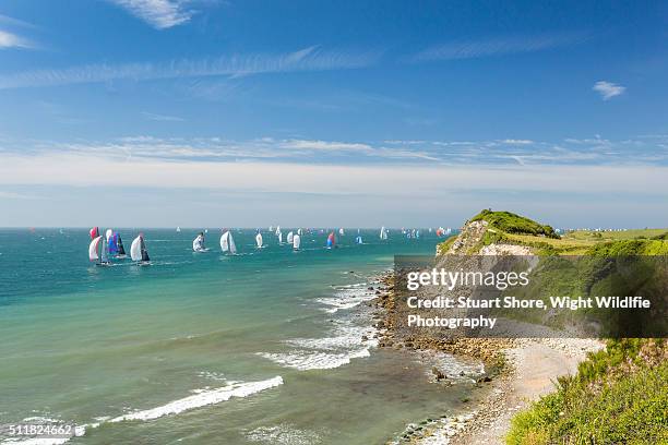 yachts racing off woody bay - isle of wight fotografías e imágenes de stock