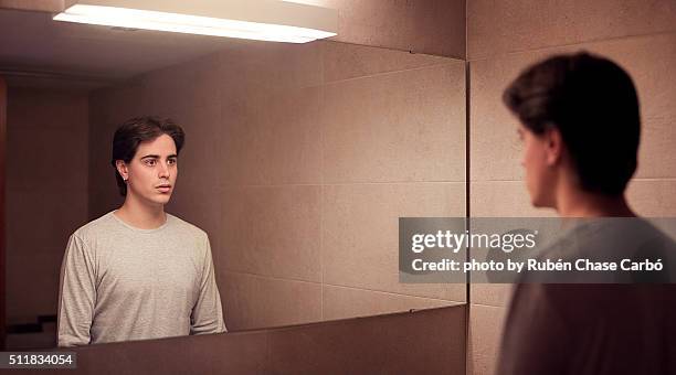 looking on a mirror - effet miroir homme photos et images de collection