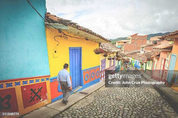 guatape streets - guatapé stock-fotos und bilder