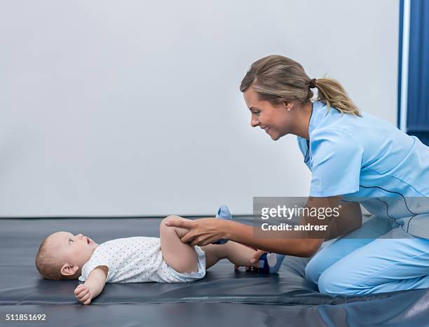 baby in der physiotherapie - orthopädie stock-fotos und bilder