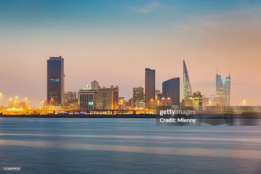 Manama, Bahrain Skyline in der Dämmerung