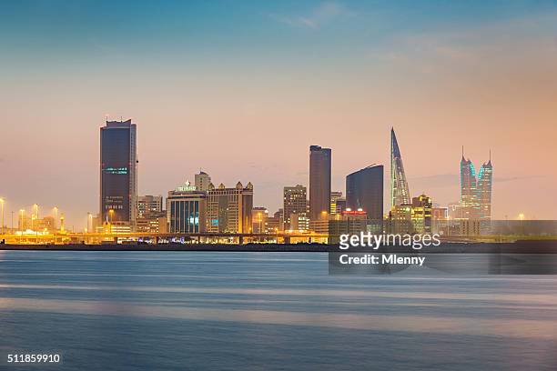 manama, bahrain skyline in der dämmerung - bahrain stock-fotos und bilder
