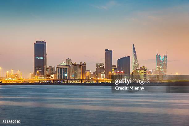 manama bahréin ciudad al anochecer - bahrein fotografías e imágenes de stock