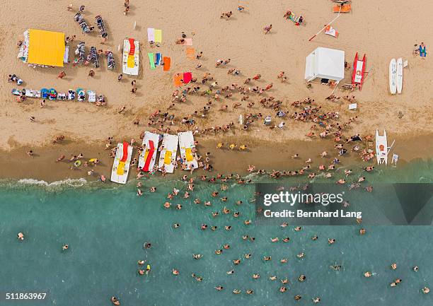 people doing water aerobics at the beach - pedal boat photos et images de collection