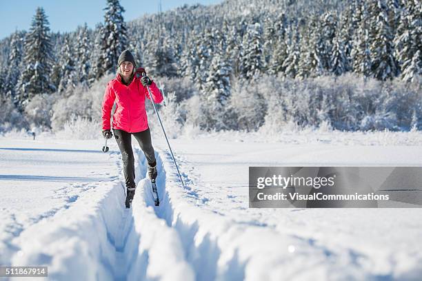 mujer esquí nórdico en día soleado. - nordic skiing event fotografías e imágenes de stock