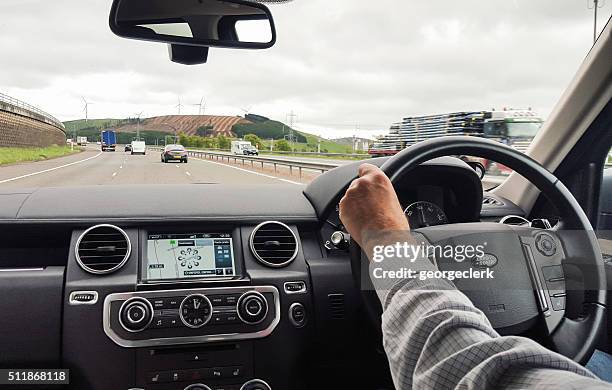 britische autobahn fahren - satnav stock-fotos und bilder