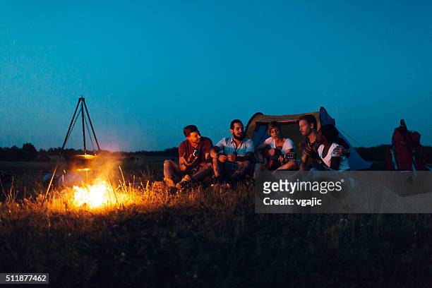 friends camping together in nature - alleen volwassenen stockfoto's en -beelden