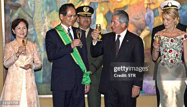 Taiwanese Prime Minister Yu Shyi-kun and his wife, Yang Pao-yu , make a toast with Honduran President Ricardo Maduro and his wife Aguas Ocana at the...