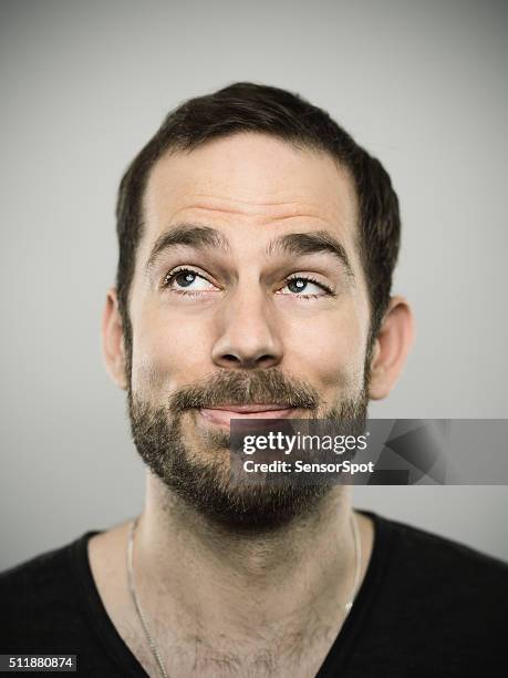 portrait d'un homme caucasien real - cheveux court homme photos et images de collection