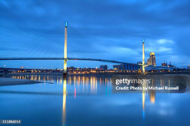 omaha kerry bridge - iowa v nebraska stock-fotos und bilder