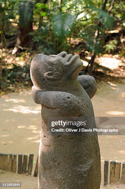 olmec monkey statue from la venta, mexico - venta imagens e fotografias de stock