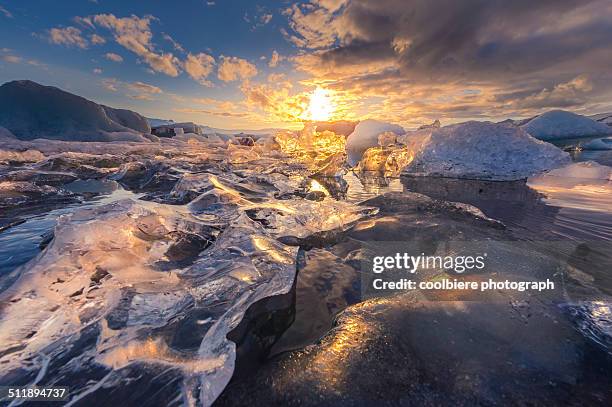 iceberg in jokulsarlon lagoon - sole di mezzanotte foto e immagini stock