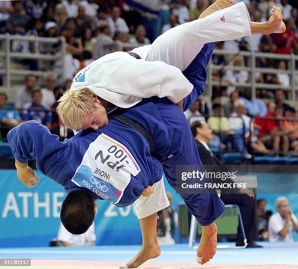 Japan's Kosei Inoue fights against Dutch opponent Elco van Der Geest during the men's under 100 kg judo competition, 19 August 2004 at the Ana Liosia...