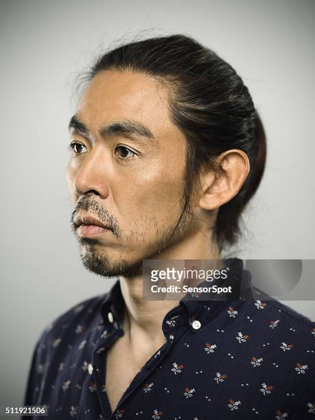 ritratto di un uomo guardando fotocamera giapponese - basetta foto e immagini stock