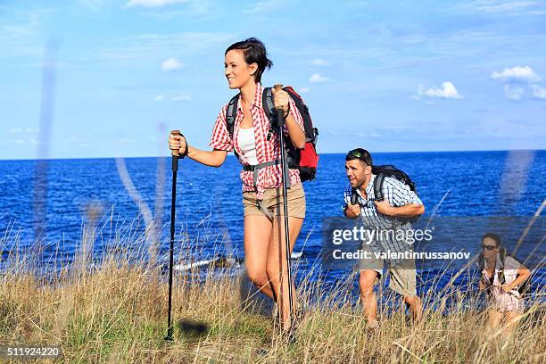 le escursioni con zaino in estate - hiking pole foto e immagini stock