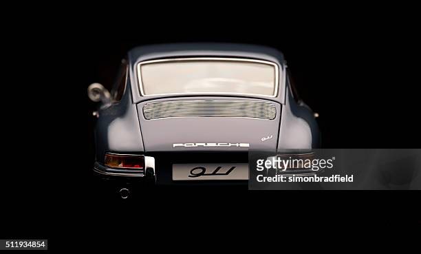 porsche 911 modelo clásico vista posterior - porsche carrera fotografías e imágenes de stock