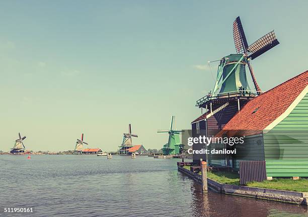 windmühlen in zaanse schans, niederlande - zaanse schans stock-fotos und bilder