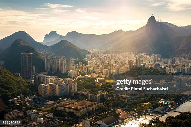 rio de janeiro city view with christ the redeemer statue - brazilië stockfoto's en -beelden