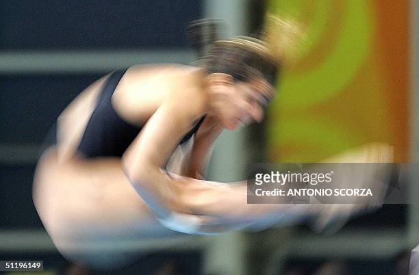 Brazilian diver Juliana Veloso dives during the preliminaries of the 10m platform, 20 August 2004 disputing the 2004 Olympic Games in Athens, Greece....