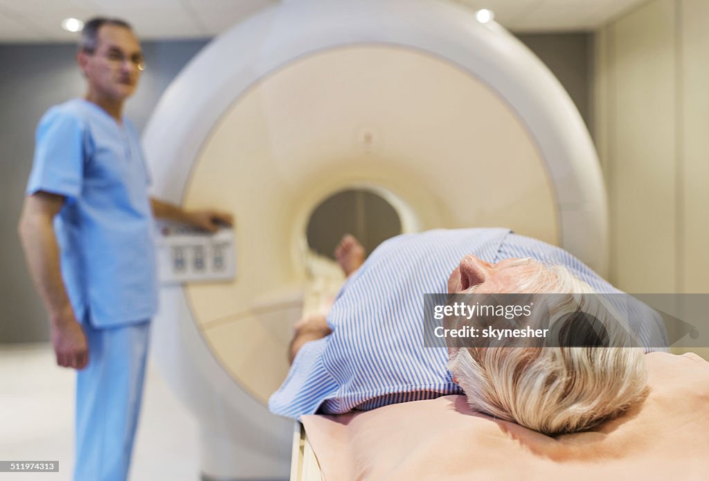 シニア受入 MRI スキャンします。