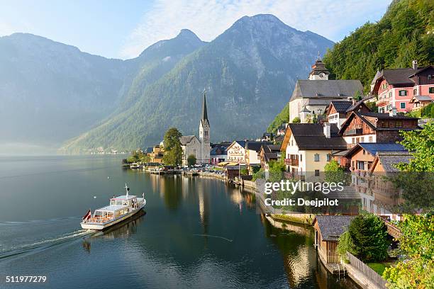 ubicado a orillas del lago de hallstatt en austria village - hallstatt fotografías e imágenes de stock