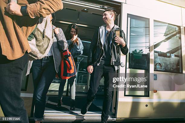 personnes équitation réseau de chemin de fer léger de seattle - métro léger photos et images de collection