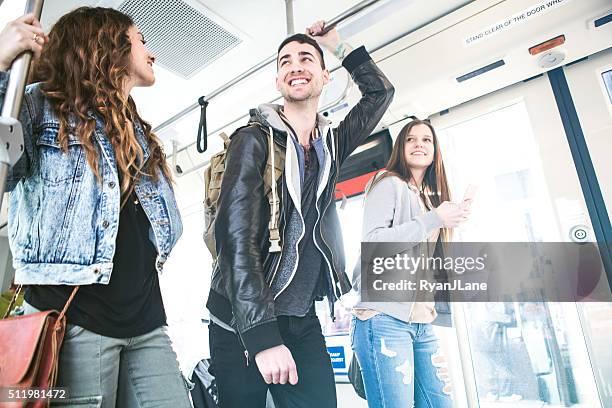 personnes équitation réseau de chemin de fer léger de seattle - métro léger photos et images de collection