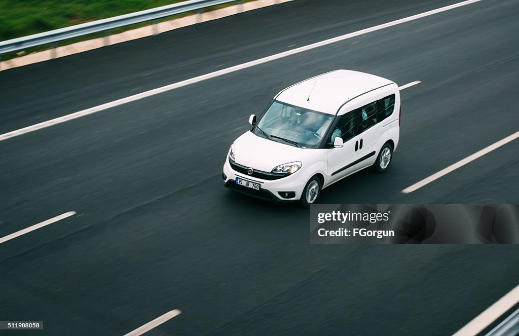 Fiat Doblo Modell Fahren Sie auf den Autobahn