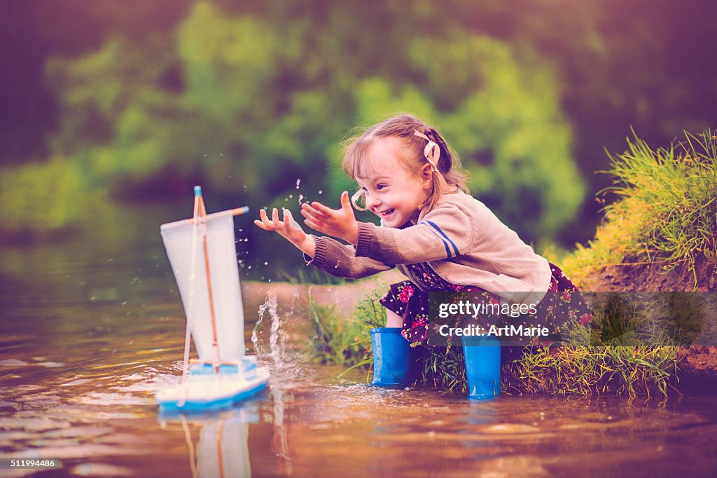Enfant avec jouet bateau