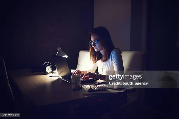 trabajar desde casa - penumbra fotografías e imágenes de stock