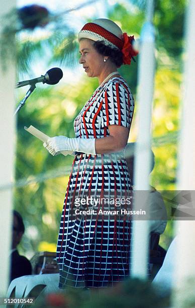 Queen Elizabeth ll delivers a speech during her Silver Jubilee Tour of the South Pacific on February 01, 1977 in Fiji.