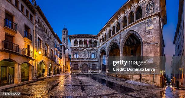 plaza de españa, alcañiz, teruel, aragon, spain - teruel stock-fotos und bilder