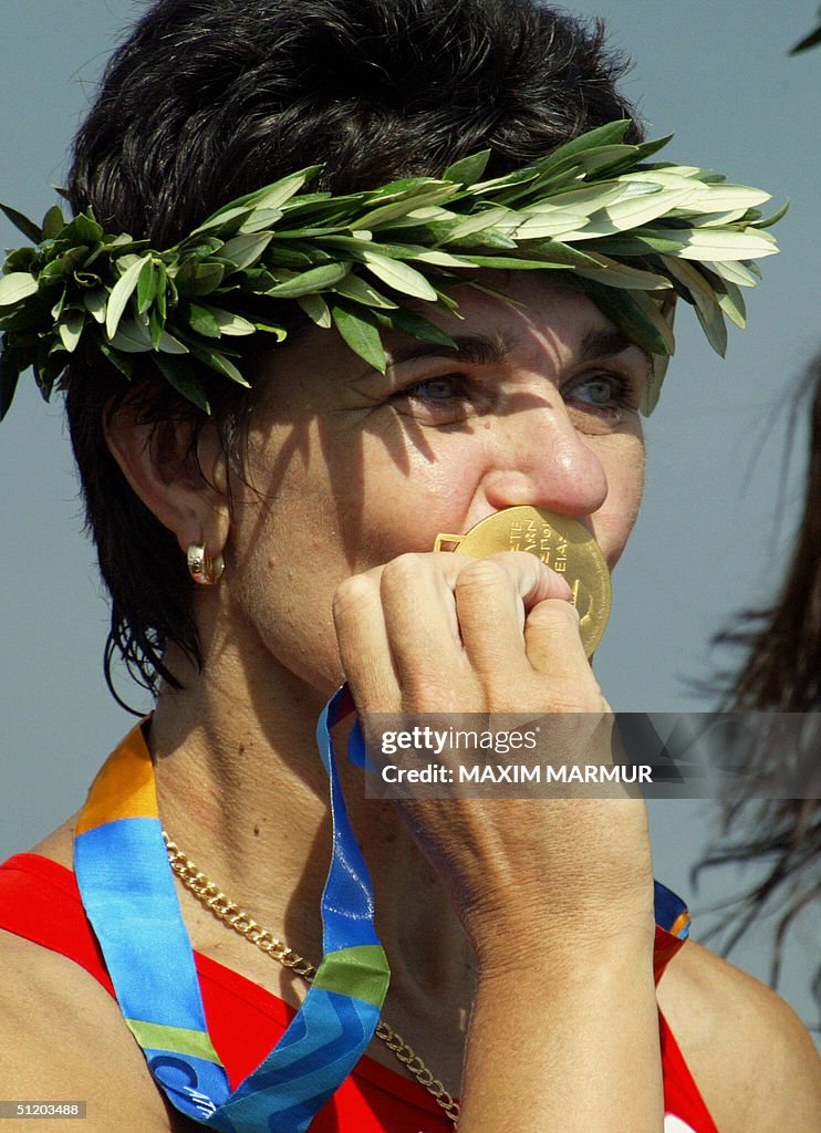 Romanian Elisabeta Lipa kisses her gold