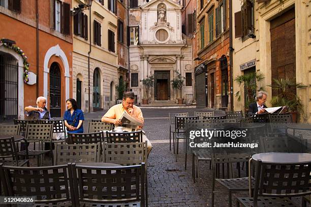 roma, itália : homens a ler jornais no café ao ar livre - pavement cafe imagens e fotografias de stock