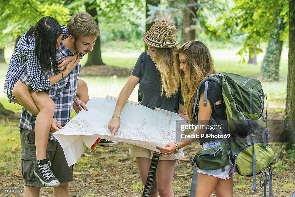 Grupo de amigos, divertir-se em Acampar