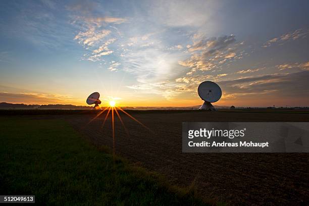 radio telescopes at sunset - raisting stock-fotos und bilder
