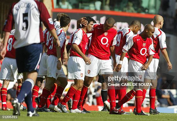 Arsenal's players celebrate winning the match against Middlesbrough during their English Premiership football match 22 August 2004 in London. Arsenal...